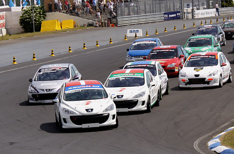 De to Number 1 Racing Peugeot 308 racere i front for Advan Cup feltet.